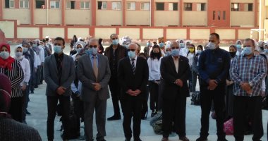 محافظ بورسعيد يشارك طلاب مدرسة الشهيد مصطفى خضر بنات طابور الصباح.. صور