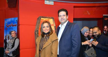 بشري وخطيبها في العرض الخاص لفيلم "خان تيولا" .. صور