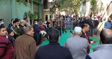 أداء صلاة الجنازة على جثمان بطل قصة "لن أعيش فى جلباب أبى" بالغربية.. صور