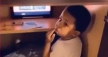 طفل يحول خزانة المطبخ إلى مكتب ويجلس داخله ليفاجئ أمه.. فيديو طريف