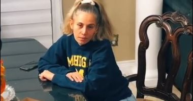 امرأة تحطم جهاز إكس بوكس بعد رسوب ابن عمتها.. فيديو وصور
