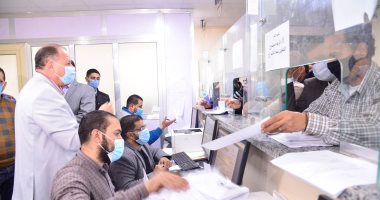 رئيس حى شرق أسيوط ومديرة التنظيم يسددان جدية التصالح لسيدة عجزت عن الدفع