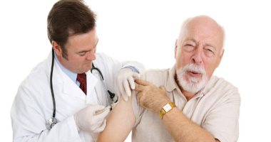 الابتسامة أو "التكشيرة" تقلل من ألم الحقنة بنسبة 40٪.. دراسة تؤكد