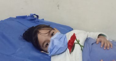 الرئيس السيسى يرسم البهجة على قلب الطفلة شروق ونقلها للمستشفى.. فيديو  