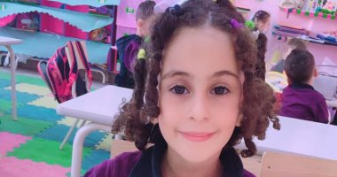 "أنت حلوة مهما كنتى".. أم تشجع ابنتها على مواجهة التنمر ضد شعرها الكيرلى