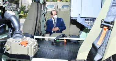 الرئيس السيسى يتفقد عددًا من نماذج المركبات متعددة الاستخدام.. صور