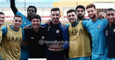 لاعبو الإسماعيلى يحتفلون بعيد ميلاد دونجا على هامش المران