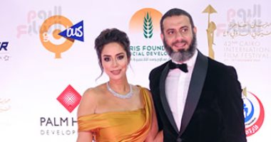 محمد فراج يداعب بسنت شوقى بقبلة على السجادة الحمراء فى افتتاح مهرجان القاهرة