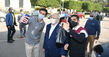 جولة لرئيس جامعة القاهرة للتأكد من الالتزام بإجراءات الوقاية من كورونا.. صور