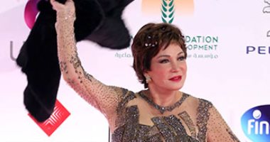 لبلبة على ريد كاربت مهرجان القاهرة: حد يلقف الجاكيت الجو حر