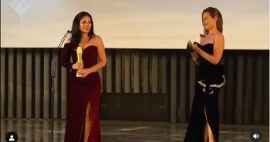 رسائل تهنئة النجمات لـ منى زكى فى تكريمها في مهرجان القاهرة السينمائي 
