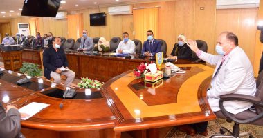 محافظ أسيوط يلتقى مواطنين لحل مشاكلهم ويقدم مساعدات للحالات المستحقة