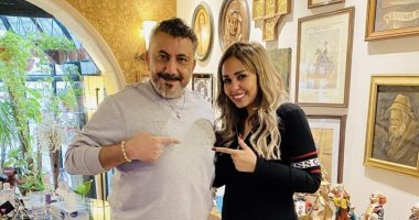 نصر محروس يحضر مفاجأة مع المطربة سومة فى الكريسماس.. صور 