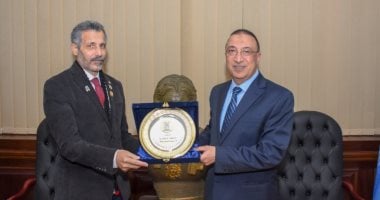 محافظ الإسكندرية يكرم مدير مديرية التضامن لبلوغه سن المعاش