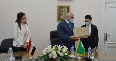 محافظ الجيزة يكرم طالبين ساهما فى أبحاث للوقاية من مرض السرطان