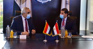 سفير العراق بالقاهرة يبحث مع رئيس هيئة الاستثمار المصرى سبل التعاون المشترك