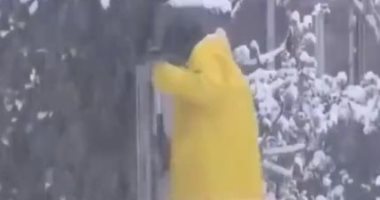 الثلوج تغطى طرقات كرواتيا والسكان يزيلون جليدا أغلق أبواب المنازل.. فيديو