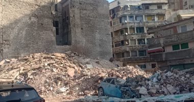 أهالى سكان العقار المجاور للمنزل المنهار بمحرم بيك يطالبون بتوفير سكن بسبب التصدعات