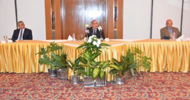 وزير الطيران يتفقد مشروع المشاية الكهربائية بمطار القاهرة..صور 