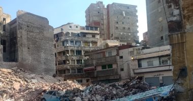 انهيار عقار محرم بك بالإسكندرية ينهى حياة 6 أشخاص.. "بسنت" ذهبت لزيارة أسرتها فلقيت مصرعها.. محمد وهايدى لم يتمكنا من الخروج بعد تصدع العقار.. وأهالى سكان العقار المجاور يطالبون بتوفير سكن بديل.. فيديو وصور