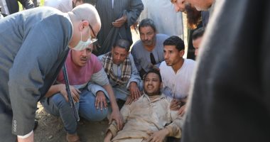 محافظ بنى سويف يتوقف للإطمئنان على مواطن أصيب على طريق فى حادث توك توك