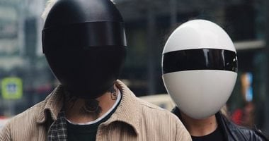 قناع يخفى وجهك وينقى الهواء ويحميك من المراقبة.. فيديو وصور