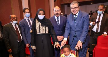 وزير القوى العاملة يسلم 32 عقد عمل و15 كرسى متحرك لذوى القدرات الخاصة بأسوان