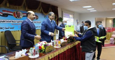 وزير القوى العاملة يوزع 2600 شهادة "أمان" على العمالة غير المنتظمة بأسوان