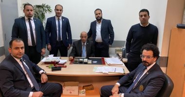ضبط موظف بإحدى شركات الطيران حاول تهريب 35 ألف دولار حول جسده بمطار القاهرة