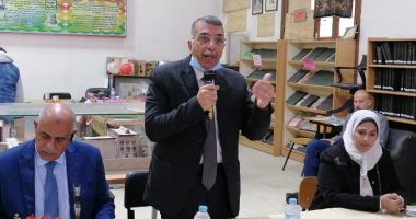 مدير تعليم الجيزة يوجه بسرعة تسليم الكتب والتابلت وتفعيل السبورة الزكية