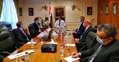 وزير قطاع الأعمال يبحث مع تحالف إيطالي التعاون في صناعة أتوبيسات تعمل بالغاز