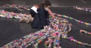 فتاة ألمانية تدعم جهود مكافحة كورونا بطريقة مبتكرة.. فيديو