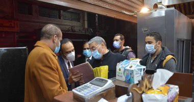 فيديو وصور.. محافظ المنيا يقود حملة لمتابعة مواعيد غلق المحلات والمطاعم والمقاهى