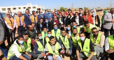وزير القوى العاملة يشارك 500 طالب بزراعة 9 أفدنة بجامعة أسوان في مبادرة "هنجملها"