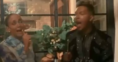 جينيفر لوبيز تغنى أغنية جديدة بمناسبة الكريسماس مع ستيف مكارثى.. فيديو وصور