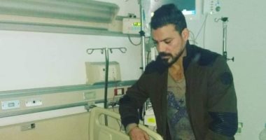 عمرو زكى يطلب من متابعيه الدعاء لوالده بعد تعرضه لوعكة صحية
