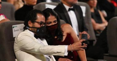 كمامات مهرجان القاهرة السينمائى أشكال وألوان.. بعضها حملت رسالة وأخرى مطرزة