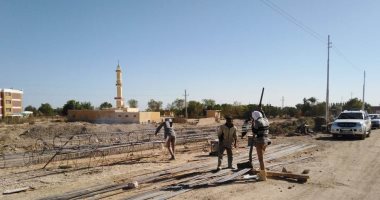 البدء فى المرحلة الأولى لرفع كفاءة ورصف الطريق الدائرى بنصر النوبة.. صور
