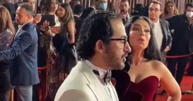 أحمد حلمى يشارك جمهوره فيديو طريف مع زوجته منى زكى بمهرجان القاهرة السينمائى