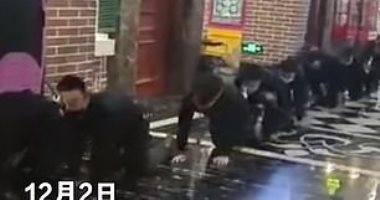 علشان التارجت.. صينيون يعاقبون بالزحف على الأرض لضعف المبيعات "فيديو وصور"