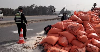 انقلاب سيارة نقل ثقيل محملة بالأسمدة أعلى كوبرى المنصورة ببنها