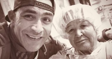 الحضري بصورة مع والدته: ‏"كن لأمك خادماً وصديقاً فهى أجمل نساء الدنيا.. صورة