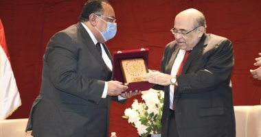 رئيس جامعة حلوان يكرم الدكتور مصطفى الفقى خلال الموسم الثقافي.. صور