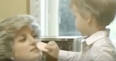 فيديو نادر للأمير ويليام يكشف مساعدته والدته الراحلة ديانا أثناء وضع الماكياج