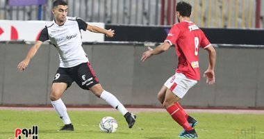 صور.. التعادل السلبى يفرض سيطرته على 45 دقيقة متكافئة فى نهائى الكأس بين الأهلى والطلائع.. هدف ملغى للطلائع بداعى التسلل.. الأحمر يهدد مرمى بسام بـ 4 فرص محققة وتألق الحارس ..والظهور الأول لبدر بانون مع الأحمر