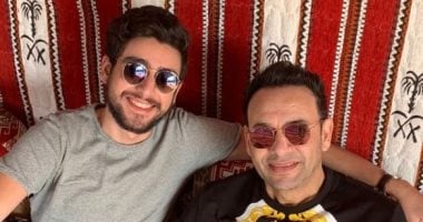 مصطفى قمر يشارك جمهوره صورة عائلية مع ابنه تيام: قعدة عربي مع تيمو