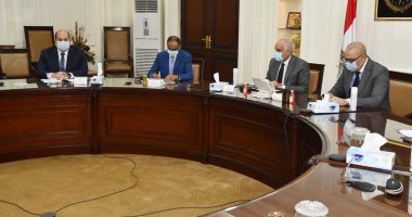وزير الإسكان ومحافظ الجيزة يتابعان الموقف التنفيذى لمشروعات مياه الشرب والصرف 