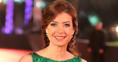 "بنتى جننتنى".. منال سلامة ترقص بطريقة طريفة مع ابنتها أميرة.. فيديو وصور