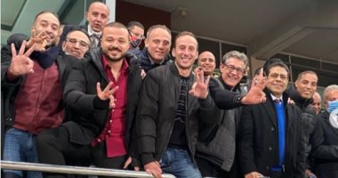 شاهد لحظة احتفال أعضاء مجلس إدارة الأهلى بالثلاثية بعد التتويج بكأس مصر.. صور