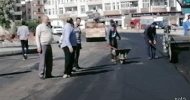 صور ..رئيس مدينة الغردقة يتفقد رصف ورفع كفاءة الطرق الداخلية